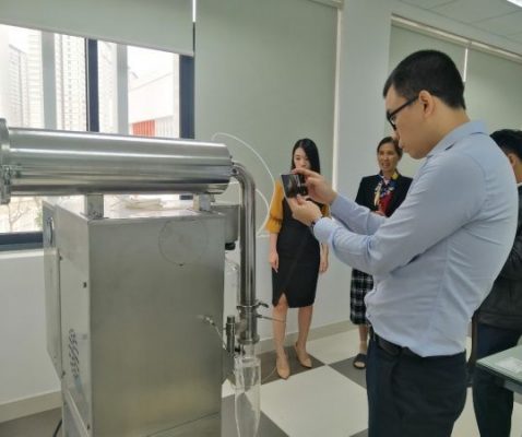 Hình ảnh đối tác tham quan sản phẩm máy sấy phun YC-015 Pilotech do công ty Ngày Nay đại diện phân phối